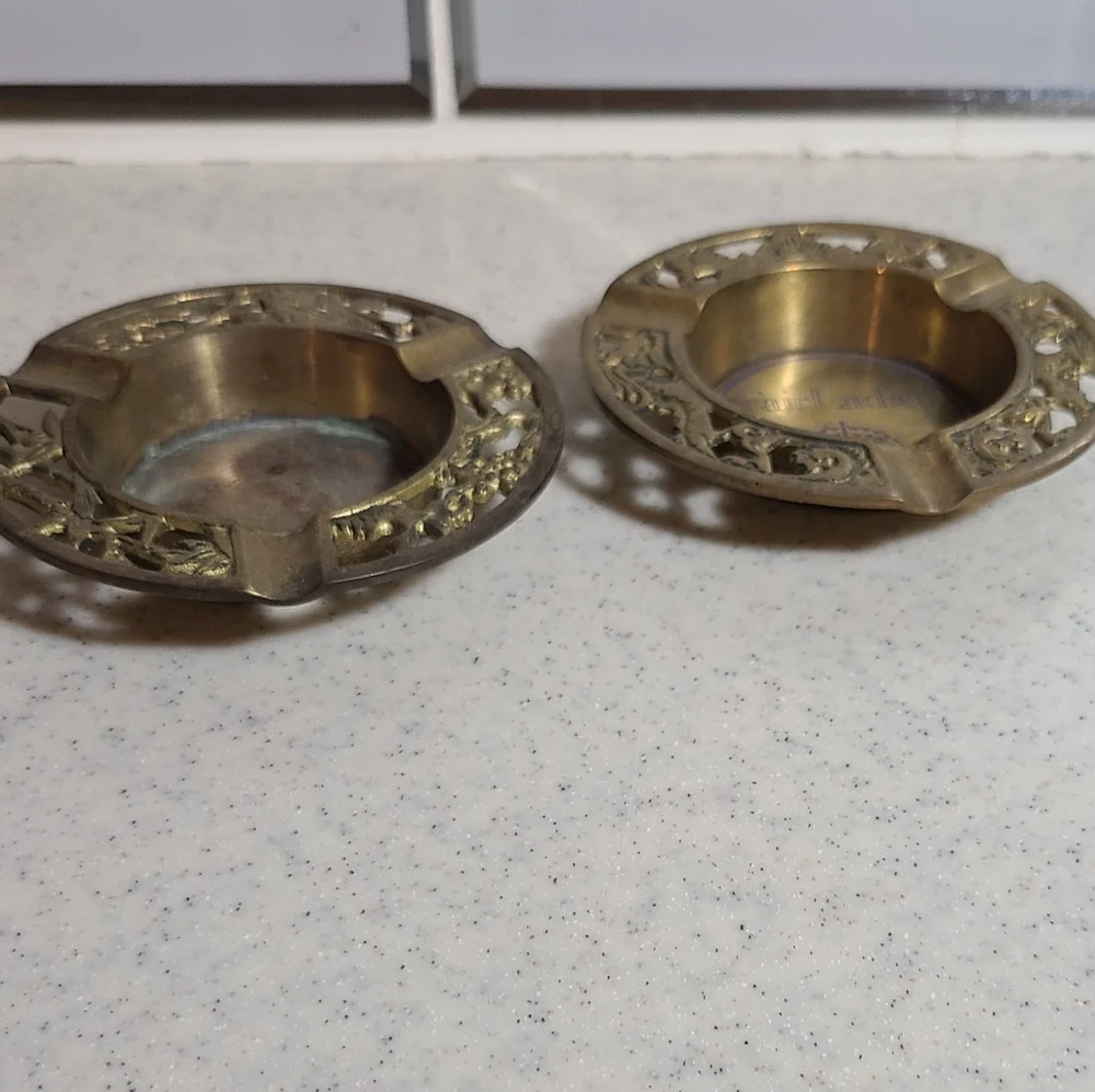 Set of 4 ashtrays for sale